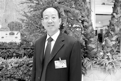 圖為全國(guó)人大代表、廣西壯族自治區(qū)林業(yè)廳廳長(zhǎng)、黨組書(shū)記陳秋華。